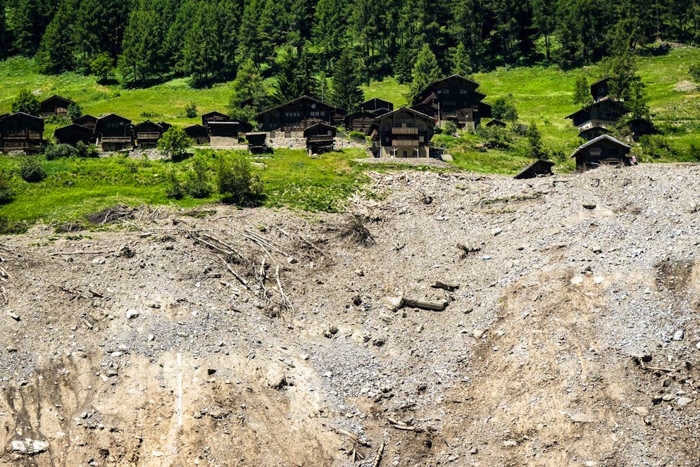 Une vue aerienne de l'eboulement avec le hameau de Weissenried au-dessus du village valaisan de Blatten le mardi 24 juin 2025. (KEYSTONE/Jean-Christophe Bott)