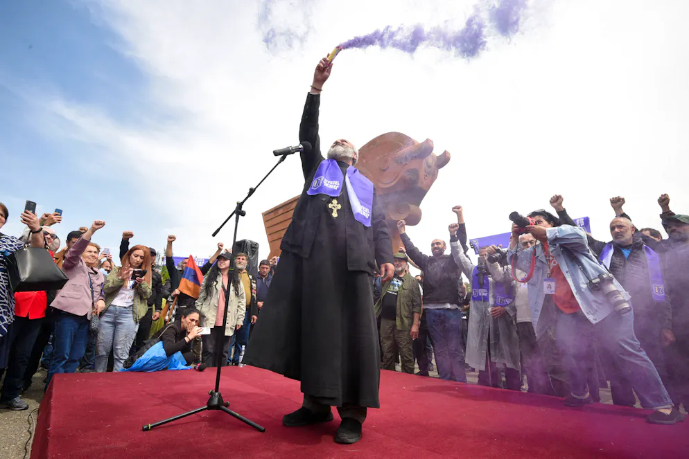 Des manifestants demandant la démission du Premier ministre arménien Nikol Pashinyan à la suite du transfert de terres à l'Azerbaïdjan voisin, se rassemblent devant le complexe commémoratif de Sardarapat où le Premier ministre est attendu pour une cérémonie marquant le Jour de la République, le 28 mai 2024. (Archives)