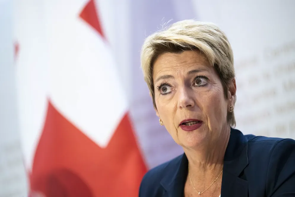 La présidente de la Confédération Karin Keller-Sutter s'exprime lors d'une conférence de presse sur le paquet d'allègements fiscaux 27 et le budget 2026, le mercredi 25 juin 2025, au centre de presse du Palais fédéral à Berne. (KEYSTONE/Anthony Anex)