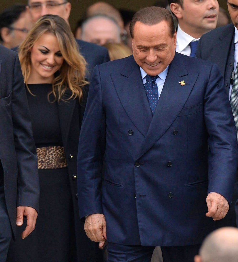Silvio Berlusconi (destra) in compagnia della compagna Francesca Pascale in un'immagine del 2013.