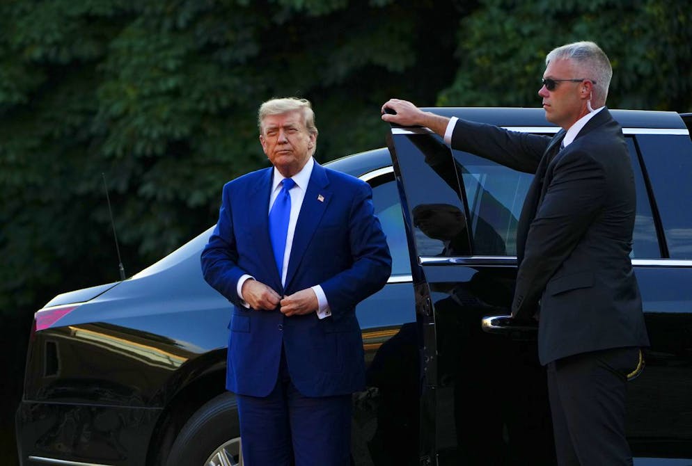 Le président Donald Trump arrive pour un dîner officiel au palais Huis Ten Bosch, dans le cadre du sommet de l’OTAN à La Haye, aux Pays-Bas, le mardi 24 juin 2025.
