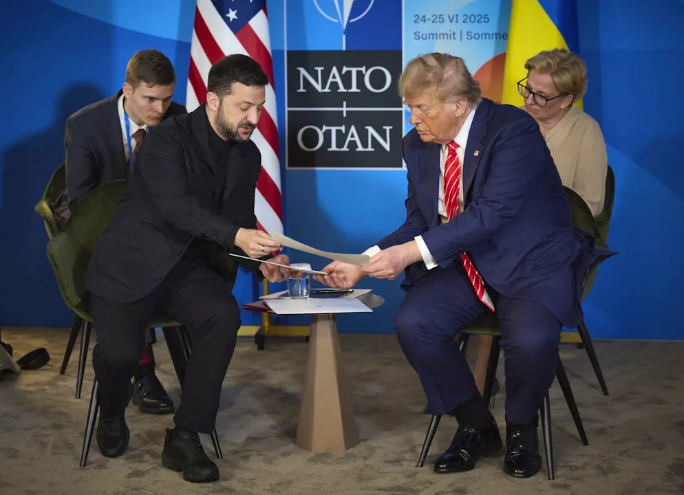 Une photo fournie par le service de presse présidentiel ukrainien montre le président ukrainien Volodymyr Zelensky (à gauche) et le président américain Donald J. Trump (à droite) assistant à une réunion en marge du sommet de l'OTAN à La Haye, aux Pays-Bas, le 25 juin 2025.