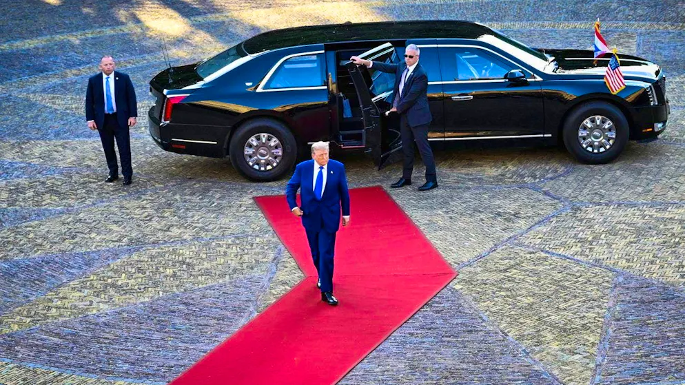 US President Donald Trump arriving in front of the Royal Palace in The Hague - shortly before the red carpet suddenly blew away. Apparently no one had expected a strong gust on this beautiful summer evening.