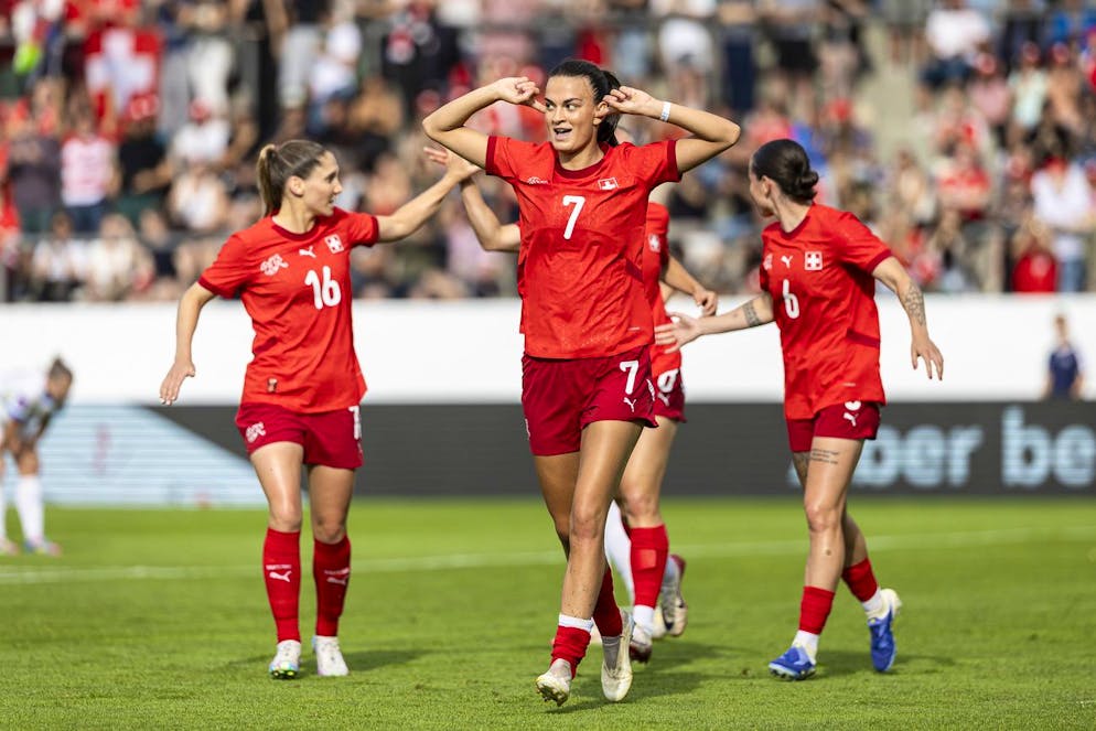 Riola Xhemaili bejubelt ihr Tor zum 1:0.