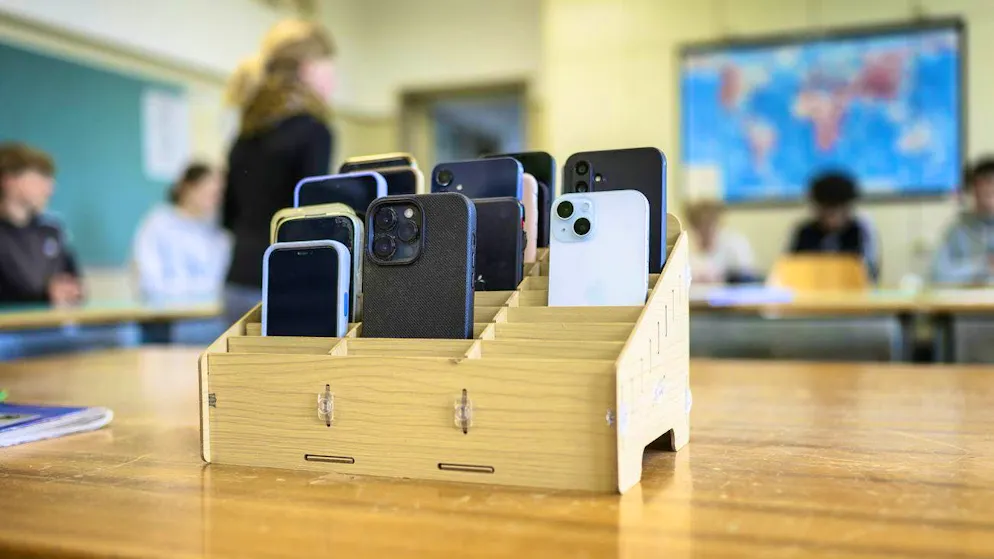 At a school in Bern, pupils' smartphones are kept in a "cell phone garage" that is locked in a cupboard. (archive picture)
