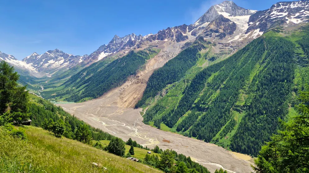 Cette catastrophe laisse derrière elle une cicatrice de 2,5 kilomètres de long. Le cône d'éboulis est estimé à dix millions de mètres cubes.