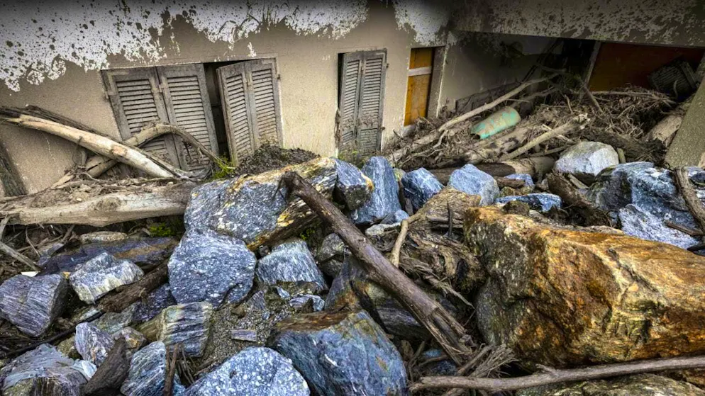 Storms and the resulting damage have increased significantly over the last ten years, according to a data analysis by Helvetia Insurance. The picture shows a house destroyed by a storm in the southern Graubünden valley of Misox. (Archive)