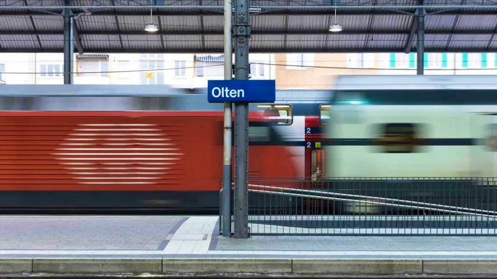 A 29-year-old man climbed onto a catenary mast at Olten SO station on Wednesday afternoon. He brought rail services to a standstill for around an hour and a half.