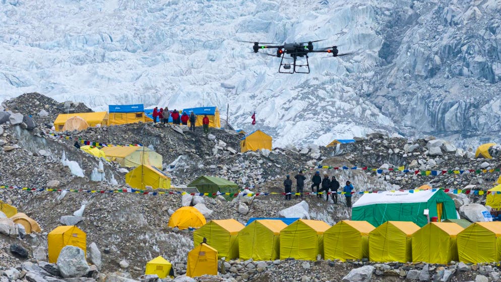 Erleichterung für Sherpas. Wie Drohnen den Mount Everest vom Müll befreien – und Menschen schützen