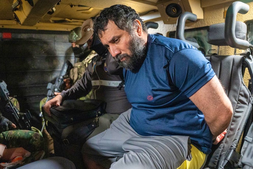 «Fito» (à droite), escorté sous haute surveillance lors de son transfert à Guayaquil, en Équateur, le 25 juin 2025.