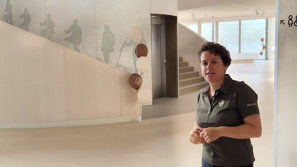 Barryland. La directrice de Barryland, Mélanie Glassey-Roth présente les cinq espaces qui composent le musée, chacun logé dans un «coussinet» de cette patte de chien géante: Barry sauveteur, ami, star, chéri, joueur.