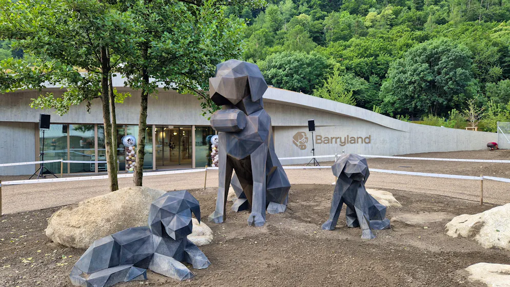 Barryland. Des Saint-Bernard stylisés attendent les visiteurs devant le bâtiment.