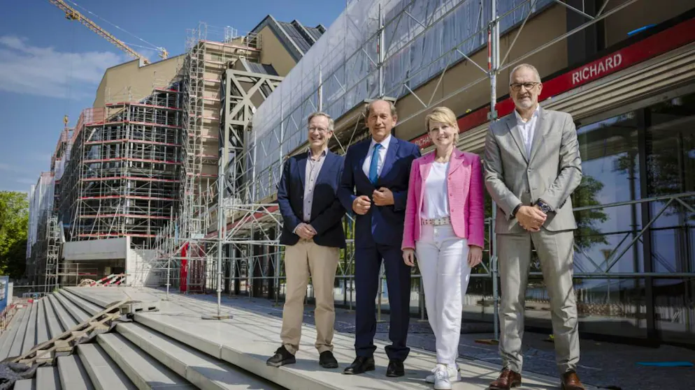 Montreux: partenariat sur 30 ans entre le 2M2C et Nestlé - Gallery. De gauche à droite: le syndic de Montreux Olivier Gfeller, le président du conseil d'administration de Nestlé Paul Bulcke, la conseillère d'Etat vaudoise Isabelle Moret et le municipal de Montreux Jean-Baptiste Piemontesi devant le chantier du 2M2C à Montreux.