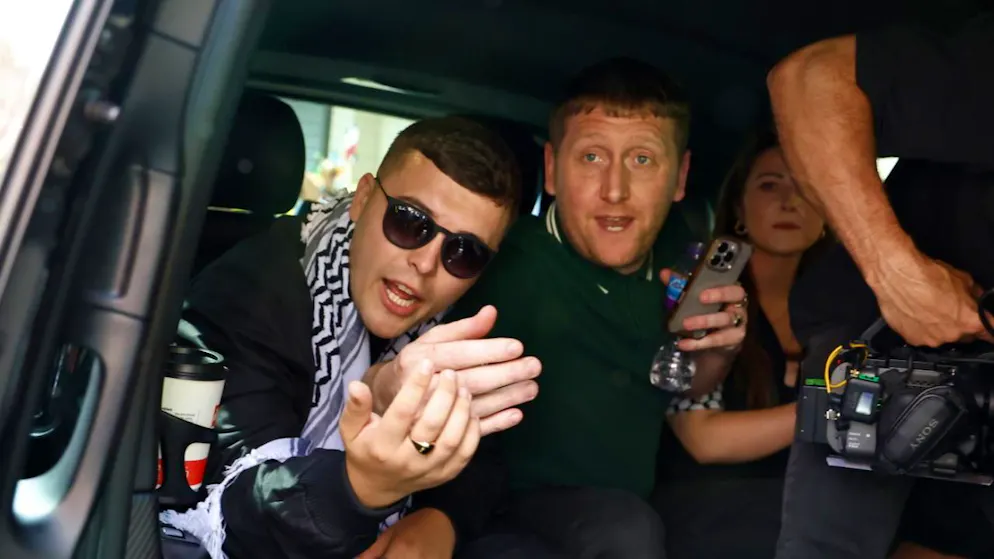 Liam O'Hanna si reca in taxi al processo che lo vede accusato di aver sventolato un vessillo "pro Hezbollah e pro Hamas". (foto del 18 giugno 2925)