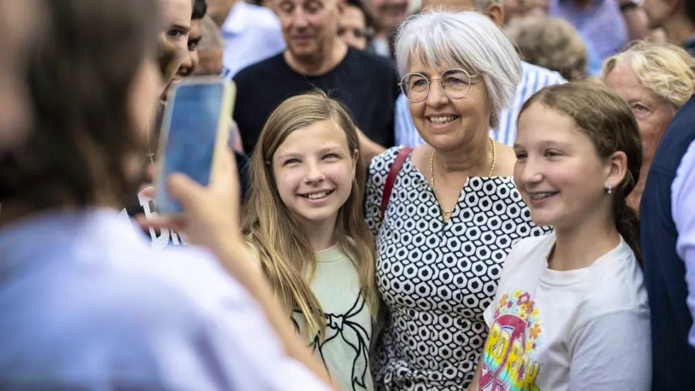Second day of Federal Council trip leads to St. Gallen - Gallery. Federal Councillor Elisabeth Baume-Schneider (center) poses for a photo with the population.