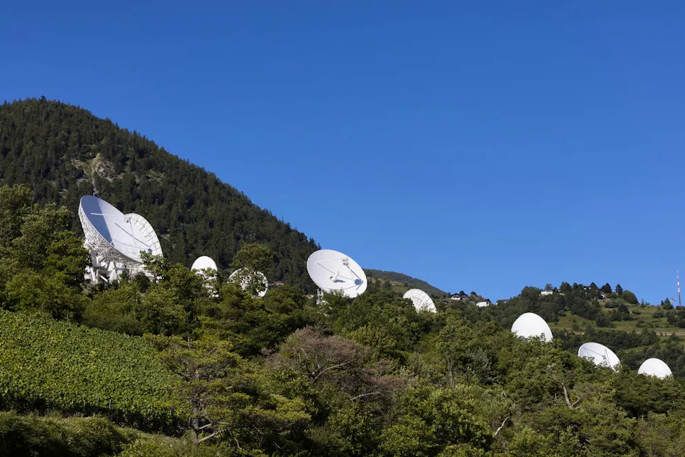 Antennes paraboliques de la station terrestre Brentjong au-dessus de Loèche, dans le canton du Valais, en Suisse, photographiées le 16 juillet 2016. (archives) L'entreprise Signalhorn AG, propriétaire du terrain, a déposé une demande d'autorisation de construire auprès de la commune, pour l'installation de 40 antennes Starlink.