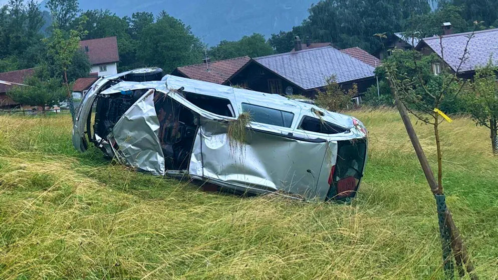La voiture s'est immobilisée 150 mètres en dessous de la route après avoir dévalé une pente raide et effectué des tonneaux.