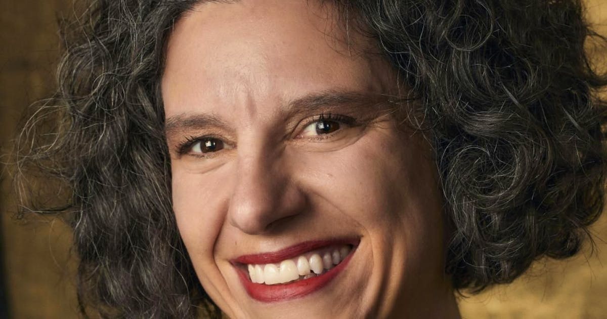 Cinema all'Aperto: La Magia del Grande Schermo Sotto le Stelle e le Sfide di Organizzazione