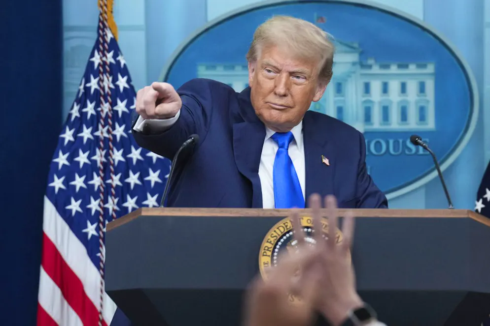Les administrations successives, républicaines comme démocrates, ont souvent exprimé leur frustration envers ces suspensions à portée universelle qui permettent à un seul juge fédéral de bloquer leur politique sur des sujets d'importance nationale comme l'avortement, l'immigration ou les prêts étudiants.