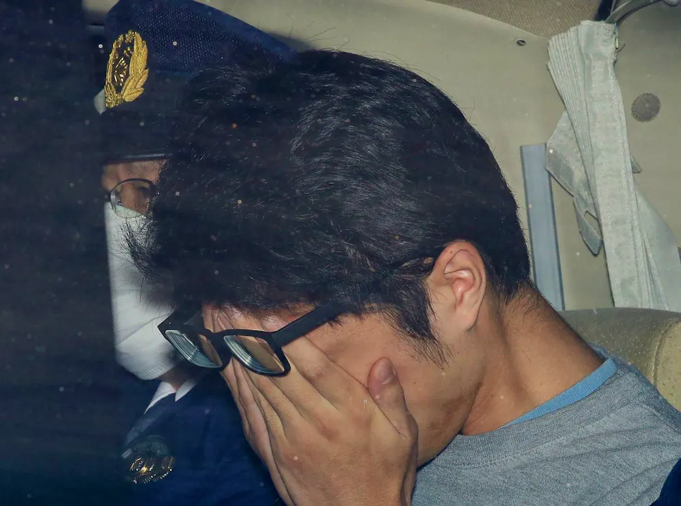 DOSSIER - Takahiro Shiraishi quitte un commissariat de police à Hachioji, dans la banlieue de Tokyo, en novembre 2017. (Takuya Inaba/Kyodo News via AP, dossier)