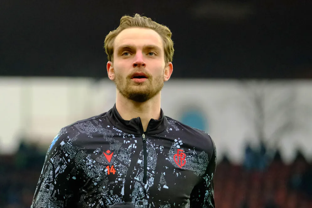 Bradley Fink rejoint Wycombe Wanderers.