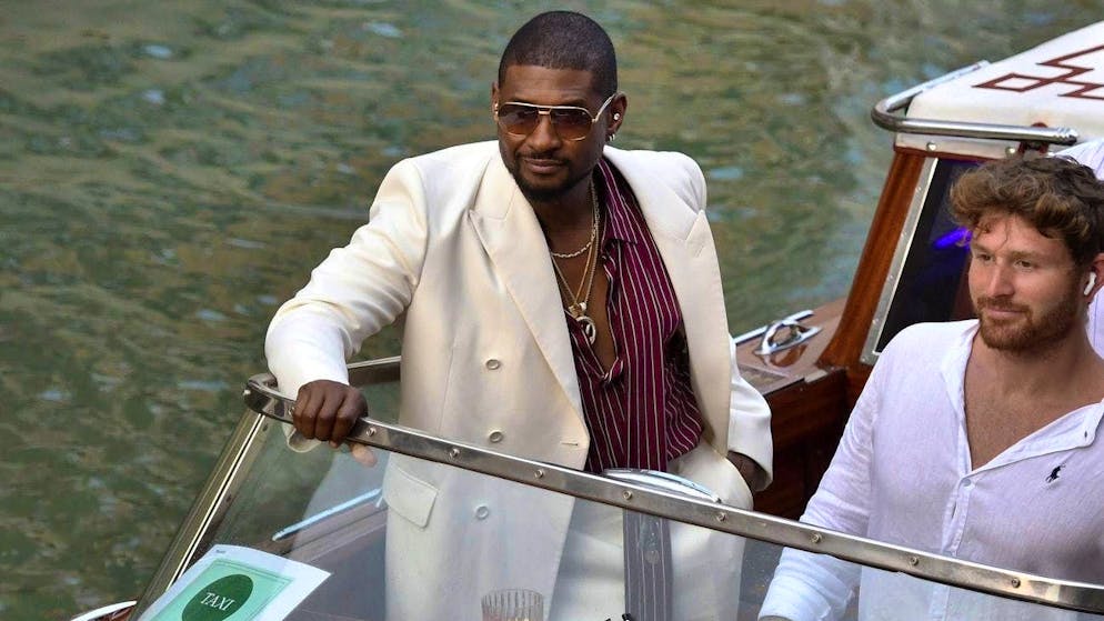 Celebrity wedding in Venice: Amazon founder Bezos gets married. US singer and actor Usher also plowed through Venice's canals on Thursday on his way to the Bezos-Sánchez wedding.