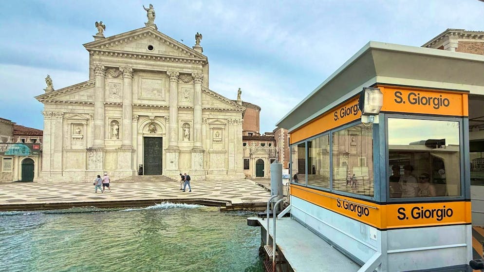Celebrity wedding in Venice: Amazon founder Bezos gets married. Bezos and Sánchez will say "I do" on the island of San Gregorio Maggiore on Friday: The island, which is about ten hectares in size, is located in the Venice lagoon and is home to a Benedictine monastery, a church and the Teatro Verde, where the ceremony will take place.