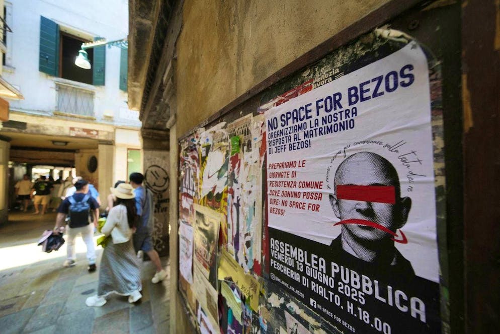 Mariage de célébrités à Venise : Bezos, le fondateur d'Amazon, se marie - Gallery. Certains habitants* de Venise ont critiqué au préalable le mariage XXL de Bezos avec des affiches comme celle-ci.