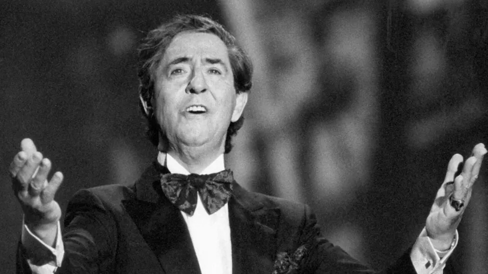 Vico Torriani nel 1990 durante una delle sue ultime esibizioni. La scuola di musica SwissMusicKids, a cui la figlia di Torriani ha lasciato in eredità un pianoforte a coda, rende omaggio con un concerto alla sua opera.