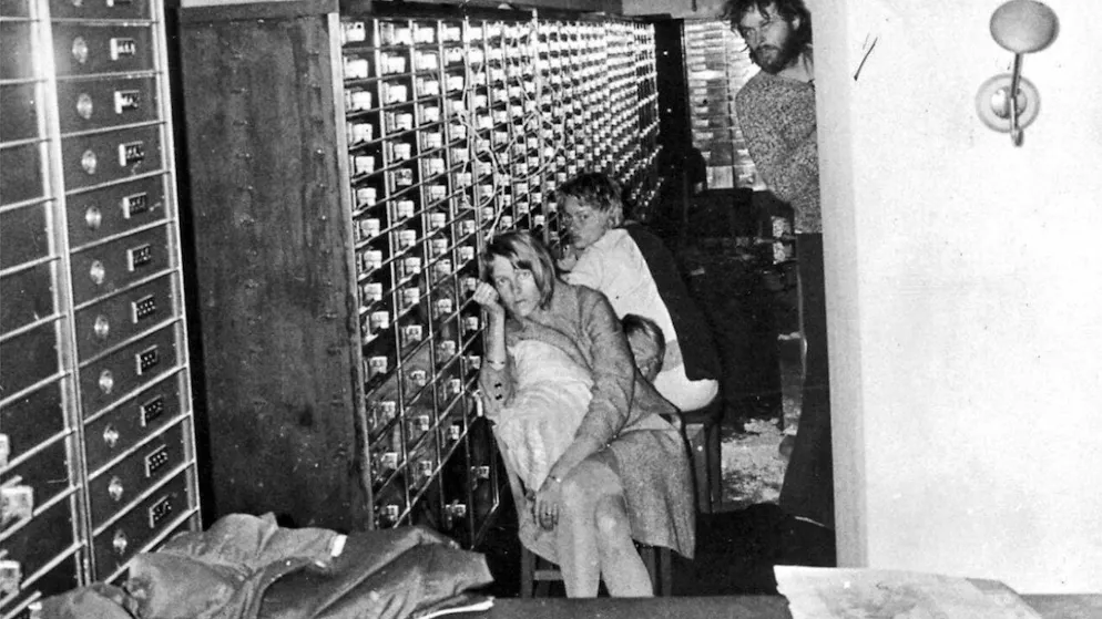 Alcuni degli ostaggi di Olofsson durante la celebre rapina del 1973.