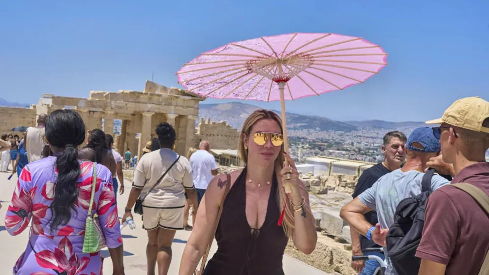 La chaleur n'a pas empêché les touristes de se rendre sur la colline de l'Acropole à Athènes.