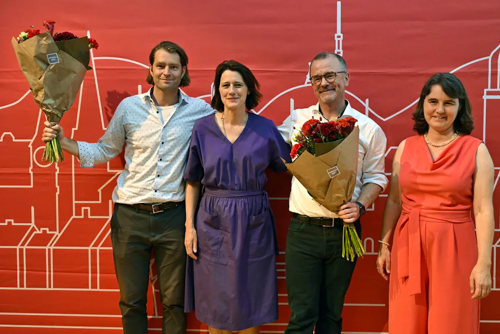 Kantonsrat Tobias Langenegger, Nationalrätin Celine Widmer, Stadtrat Raphael Golta und Stadträtin Simone Brander, vlnr, nach ihrer Nomination für die Kandidatur in den Stadtrat an der Delegiertenversammlung der SP der Stadt Zuerich. 