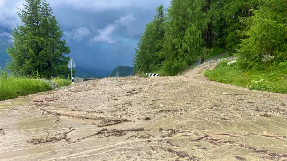L'immagine della colata di detriti che ieri ha invaso la strada fra Maloja e Sils Föglias in Alta Engadina.