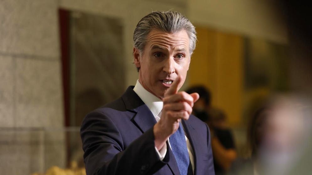 Gavin Newsom réclame 787 millions de dollars à Fox News, le montant faramineux que la chaîne a payé pour s'éviter un procès en diffamation avec le fabricant de machines Dominion Voting Systems, qu'elle a accusé d'avoir contribué à truquer la présidentielle de 2020 (archives).
