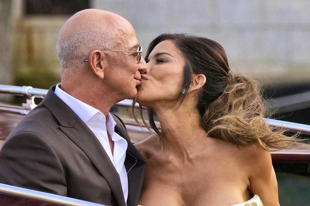 Mariage de célébrités à Venise : Bezos, le fondateur d'Amazon, se marie - Gallery. Un baiser dans un bateau-taxi : Jeff Bezos et Lauren Sánchez.