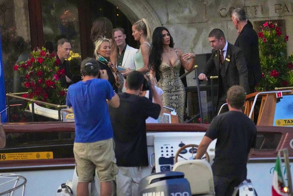Celebrity wedding in Venice: Amazon founder Bezos gets married. Photographers capture the Kardashians' arrival on the ship.