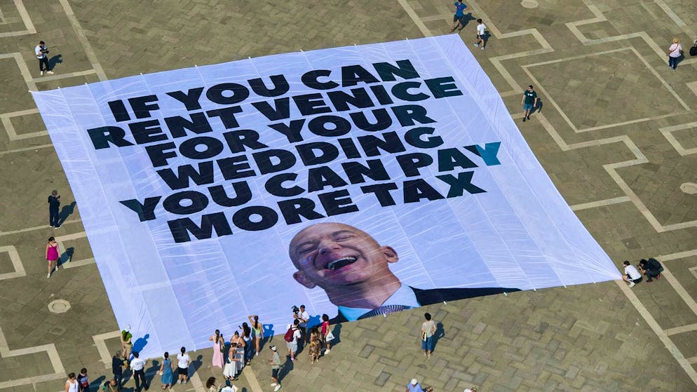 Mariage de célébrités à Venise : Bezos, le fondateur d'Amazon, se marie - Gallery. Avec une affiche sur la place Saint-Marc, des activistes de Greenpeace demandent que Bezos soit davantage taxé.