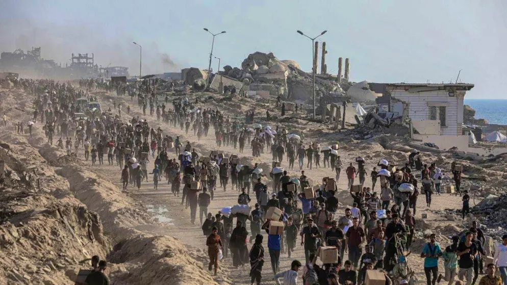 ARCHIVE - Palestinians carry food parcels distributed by The Gaza Humanitarian Foundation (GHF) (archive photo). Photo: Omar Ashtawy/APA Images via ZUMA Press Wire/dpa