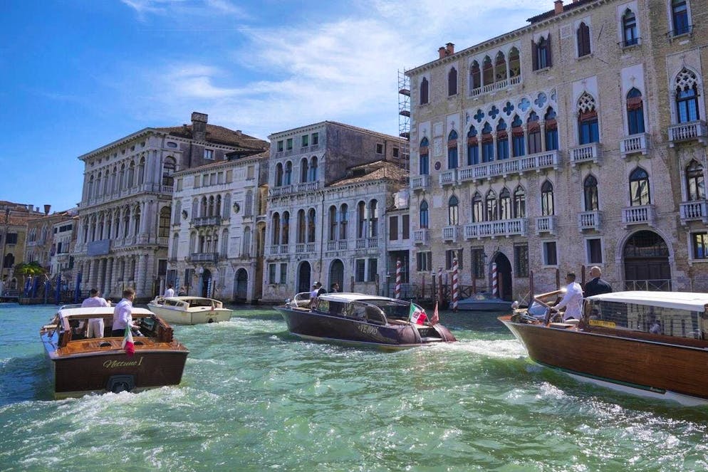 Les meilleures photos du mariage de Jeff Bezos et de Lauren Sánchez. Le lieu du mariage se trouve juste en face de la place Saint-Marc. Accessible en bateau-taxi.
