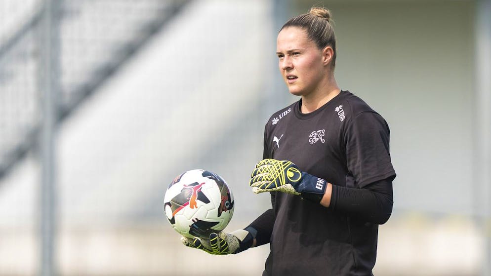 Unverständliche Goalie-Posse beendet. «Dass Elvira Herzog jetzt rasiert wird, ist extrem hart – sie ist die grosse Verliererin»