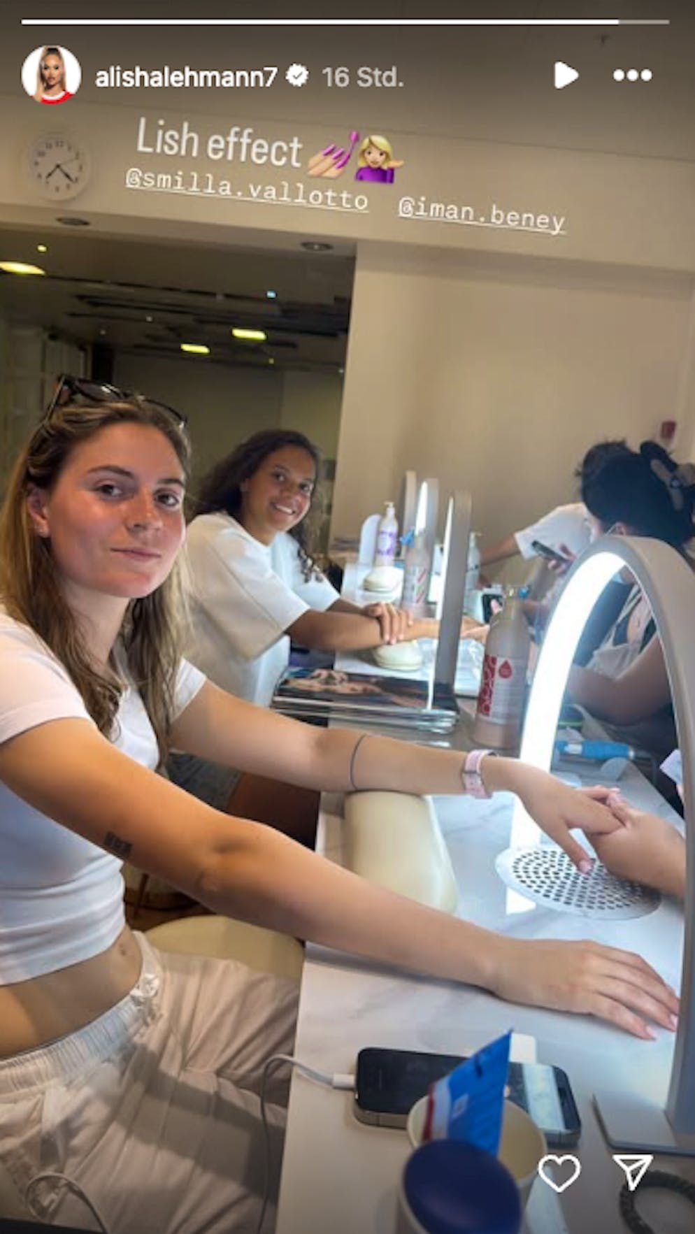 Alisha Lehmann postet Foto aus dem Nagelstudio.