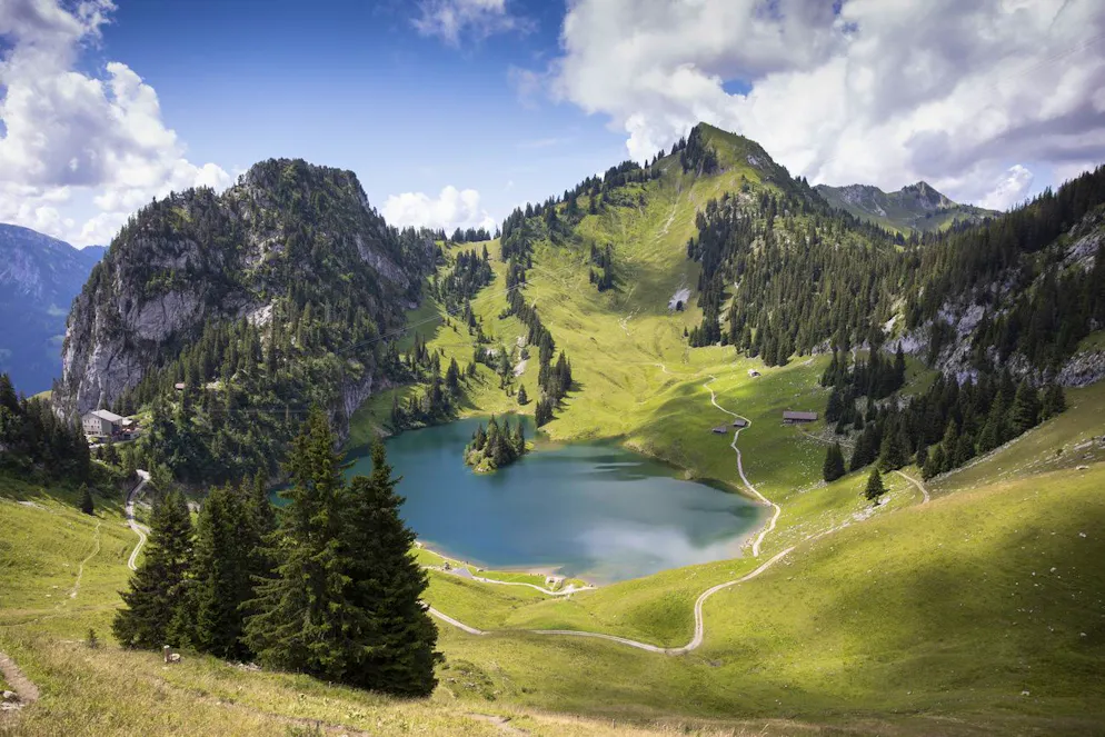 Il lago Hinterstockensee presso la stazione intermedia della funivia Stockhornbahn, a sinistra, nei pressi di Erlenbach nella Simmental in un'immagine illustrativa d'archivio.