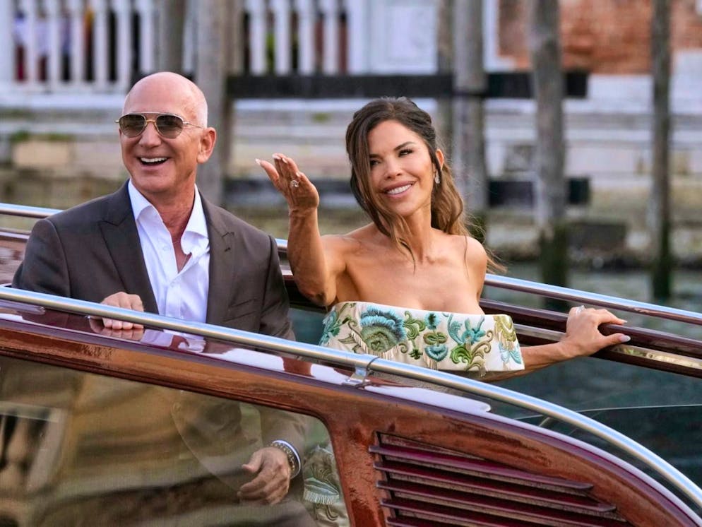 Les meilleures photos du mariage de Jeff Bezos et de Lauren Sánchez. Jeff Bezos et Lauren Sánchez se sont mariés! Les voici quittant l’hôtel pour se rendre à la réception de leur mariage.