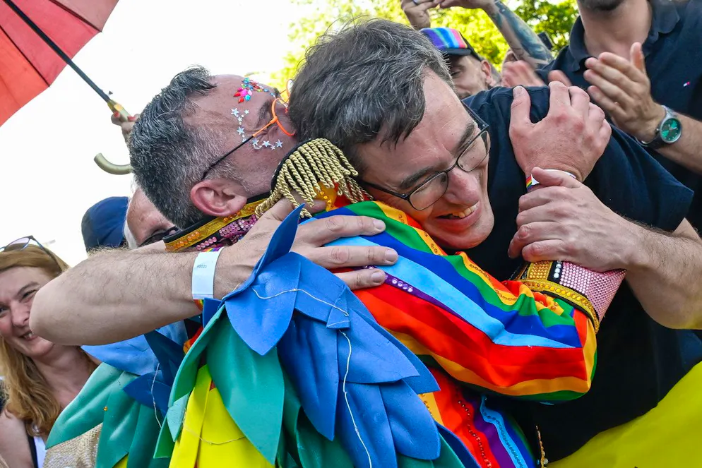 A Budapest, Orban défié par une marche des fiertés record - Gallery. Le maire de Budapest, Gergely Karácsony (à droite), participait aussi à la marche de la Budapest Pride. 