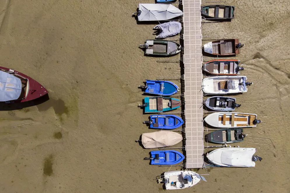 Wenn Hitzewellen extrem werden: Gestrandete Boote liegen am ausgetrockneten Ufer des Brenet-Sees. (Juli 2022).