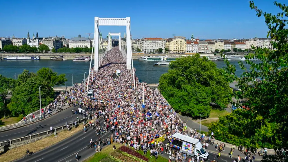 A Budapest, Orban défié par une marche des fiertés record - Gallery. La marche des fiertés à Budapest a connu une affluence record, un camouflet pour le premier ministre Orban, selon un analyste.