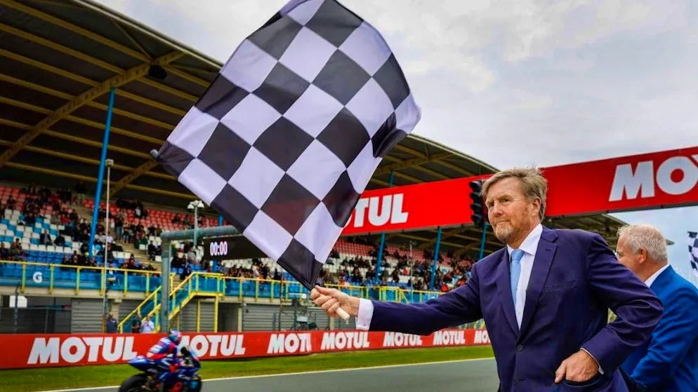 King Willem-Alexander waves the Marquez brothers off as first riders
