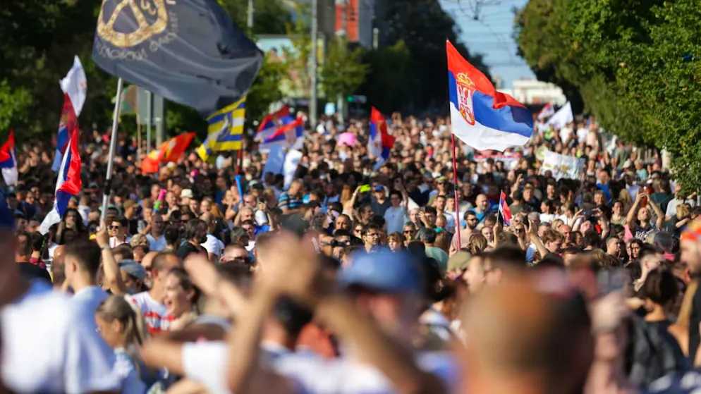 PLus de 100'000 personnes ont demandé des élections anticipées à Belgrade.