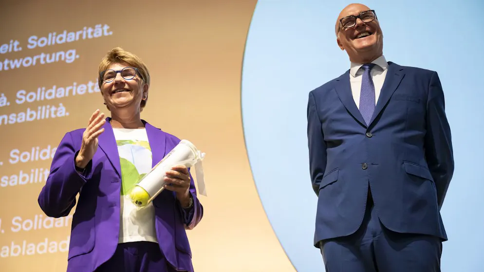 L'ancienne conseillère fédérale Viola Amherd a participé à l'assemblée des délégués du Centre. Ici, elle est en présence de son successeur au gouvernement, Martin Pfister.