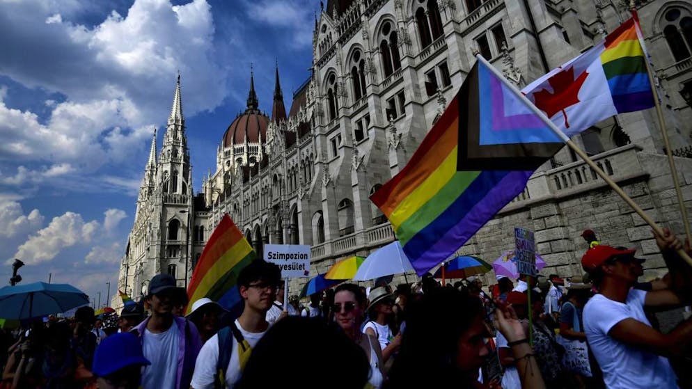 Des dizaines de milliers de personnes ont commencé à défiler samedi pour la marche des fiertés à Budapest.